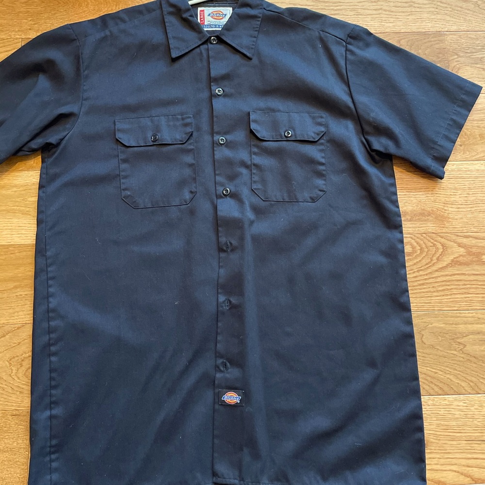 Men’s black Dickies pocket work tee.